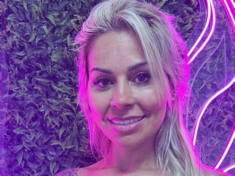 Sheila Bellaver dá puxadinha no biquíni e quase fica nua.